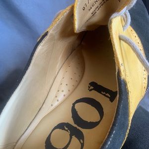 Men’s Oxford yellow and black size 13